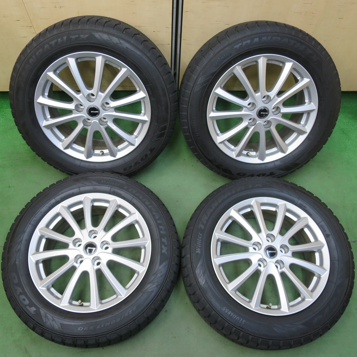 バリ溝！22年！キレイ！9.5分★スタッドレス 225/60R17 トーヨー ウインター トランパス TX QRASIZ VS6 KOSEI クレイシズ 17インチ PCD114.3/5H★5112802イス