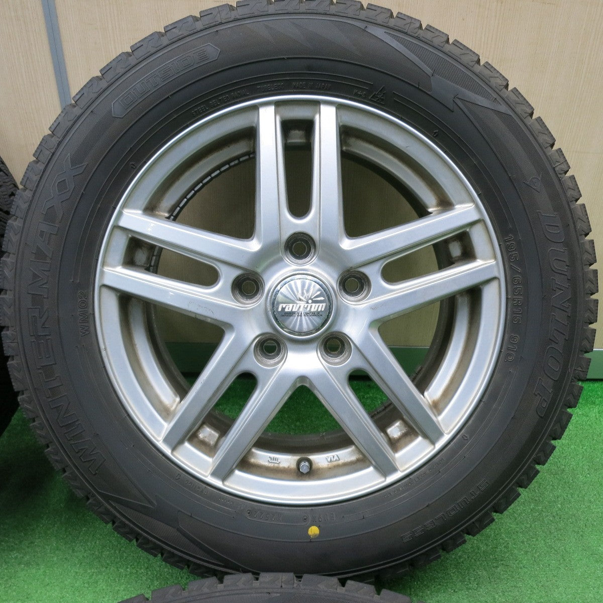 [送料無料] バリ溝！22年！9.5分以上★スタッドレス 195/65R15 ダンロップ ウインターマックス WM02 ravrion ラブリオン 15インチ PCD114.3/5H★4111910TNス