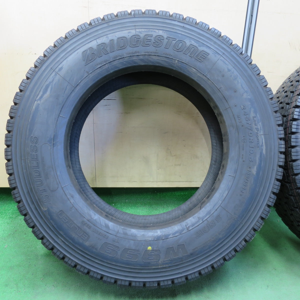 未使用！23年！2本★トラック タイヤ 245/70R19.5 136/134J スタッドレス ブリヂストン W999 19.5インチ★5041214イスタ