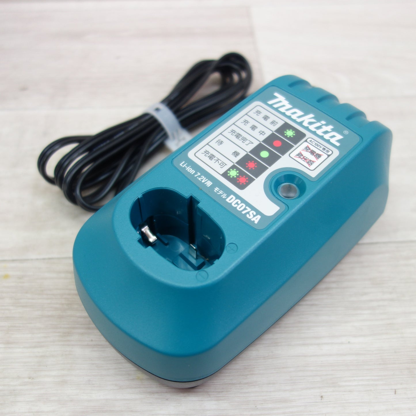 [送料無料] バッテリー2個☆マキタ 充電式 ペン インパクトドライバ TD021DSW 白 電動 工具 makita 7.2V☆