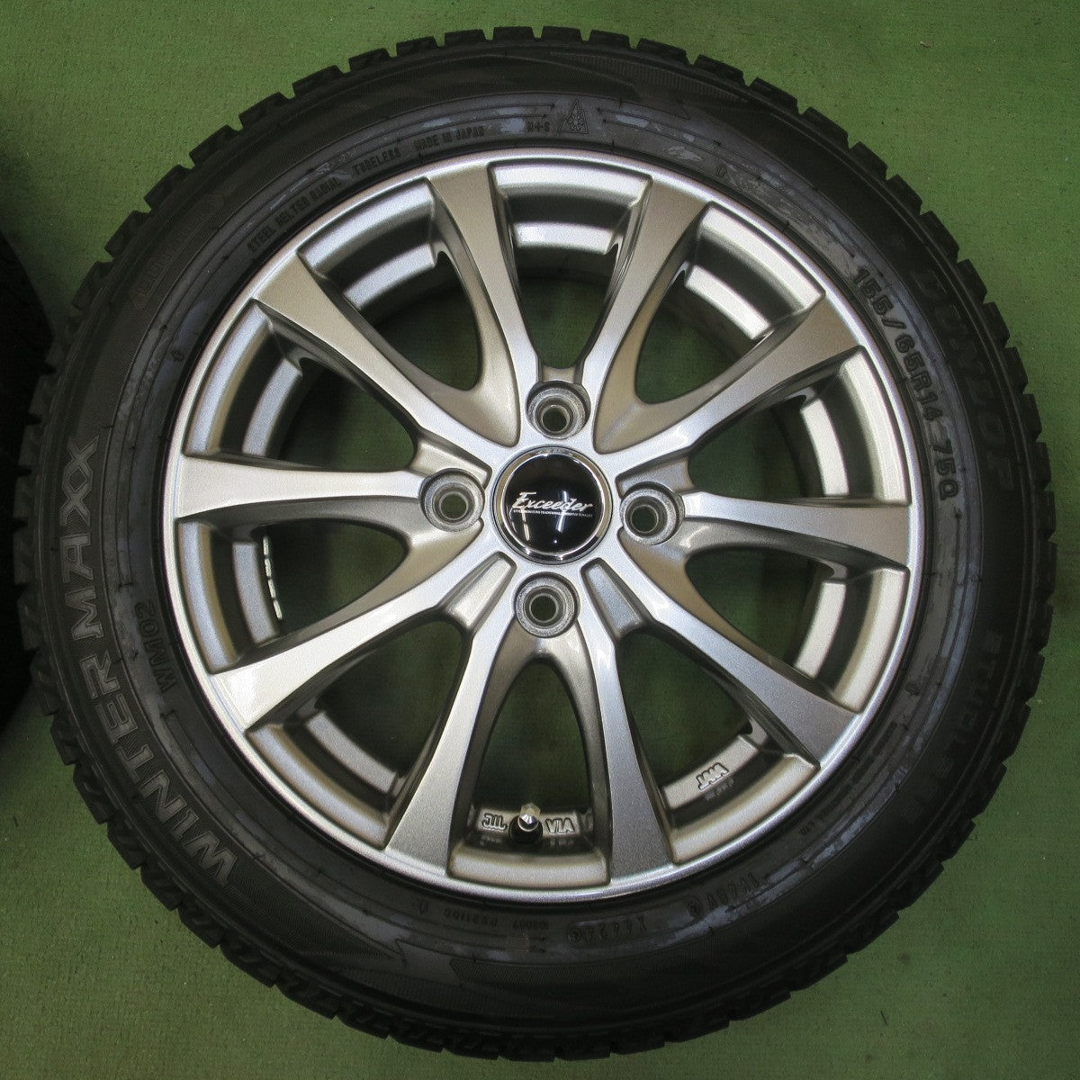 バリ溝！24年！キレイ！9.5分以上◎スタッドレス 155/65R14 ダンロップ ウインターマックス WM02 Exceeder エクシーダー 14インチ PCD100/4H◎6091910イス