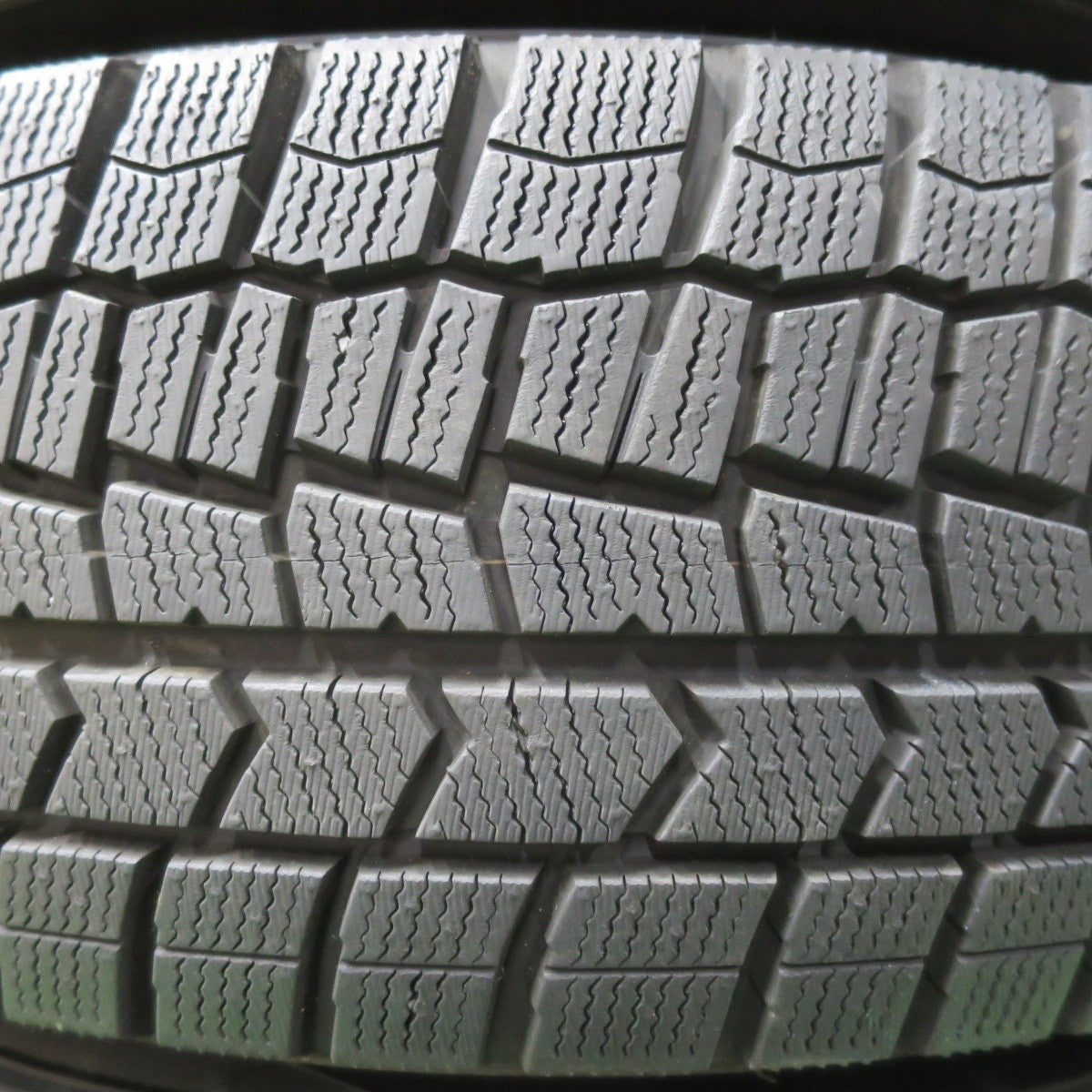 バリ溝！9.5分以上★スタッドレス 205/65R16 ダンロップ ウインターマックス WM02 Treffer トレファー 16インチ PCD114.3/5H★5040705イス