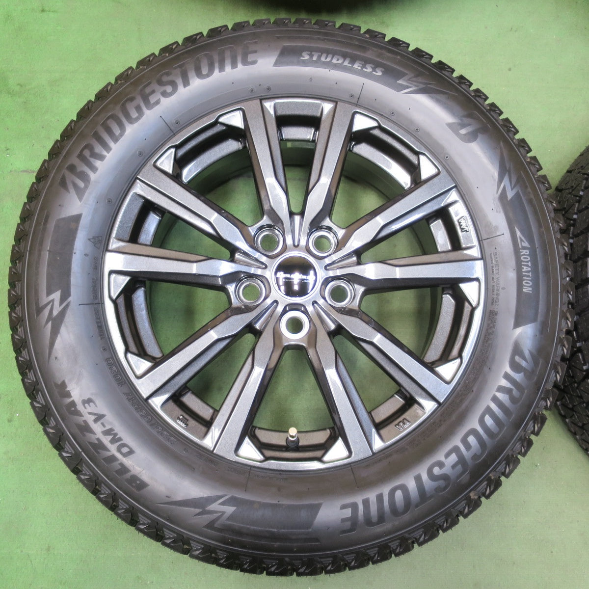 未使用！24年★40系 アルファード 等 Devotion AME 225/65R17 スタッドレス ブリヂストン ブリザック DM-V3 17インチ ディヴォーション PCD120/5H★5112604イス