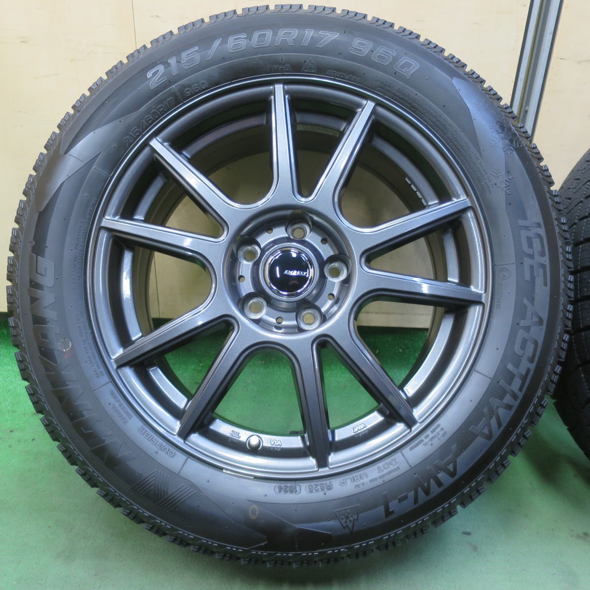 バリ溝！24年！キレイ！ほぼ10分◎スタッドレス 215/60R17 ナンカン アイス アクティバ AW-1 EMBELY エンベリー 17インチ PCD114.3/5H◎6081601イス