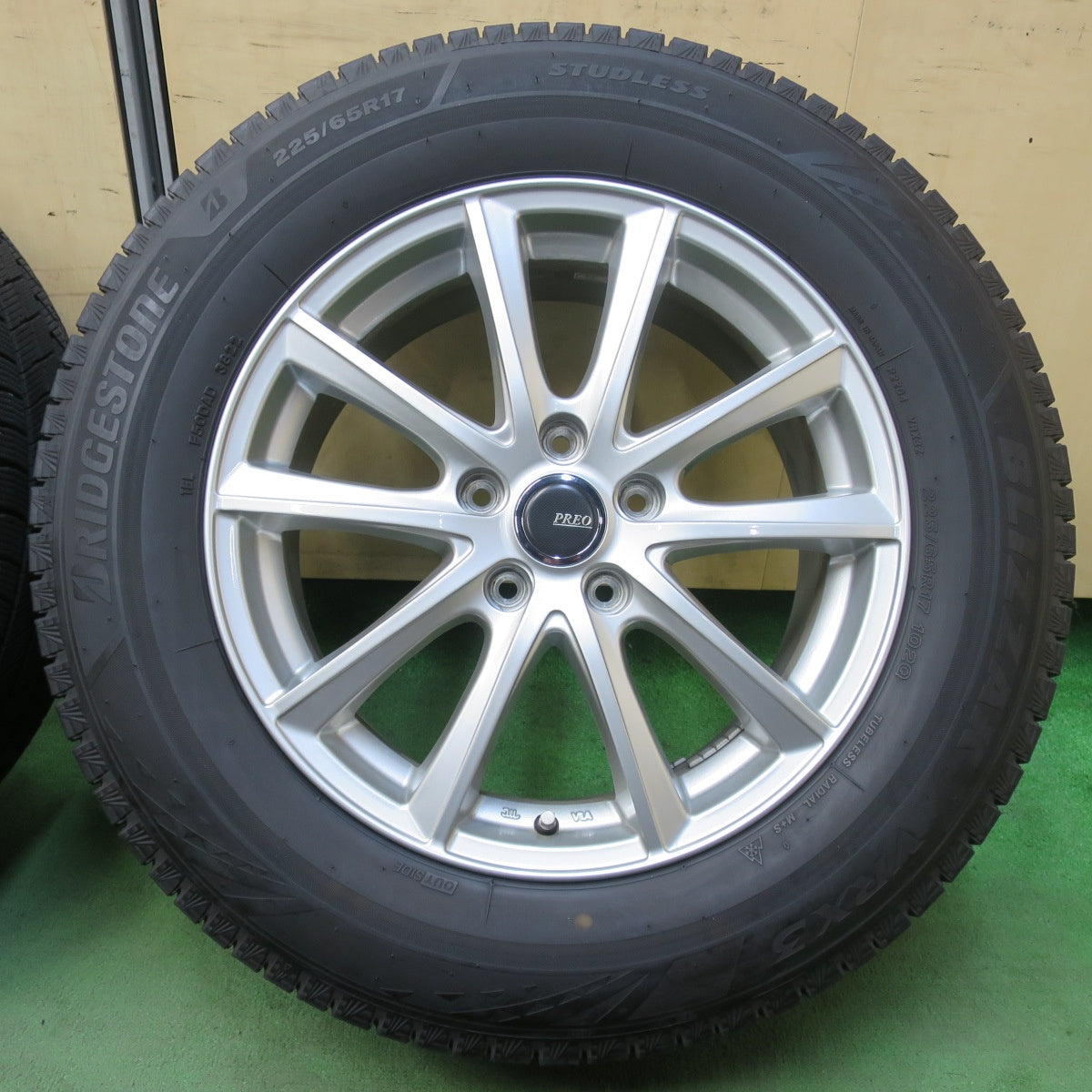 バリ溝！22年！キレイ！9分★スタッドレス 225/65R17 ブリヂストン ブリザック VRX3 PREO プレオ 17インチ PCD114.3/5H★5112201イス