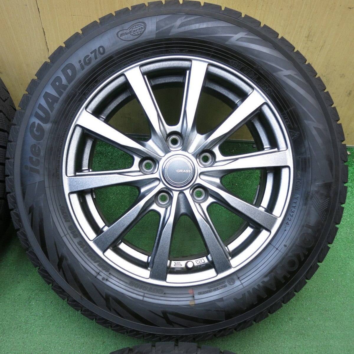 バリ溝！24年！キレイ！9.5分以上◎スタッドレス 195/65R15 ヨコハマ アイスガード iG70 GRASS グラス 15インチ PCD114.3/5H◎6091107KKス