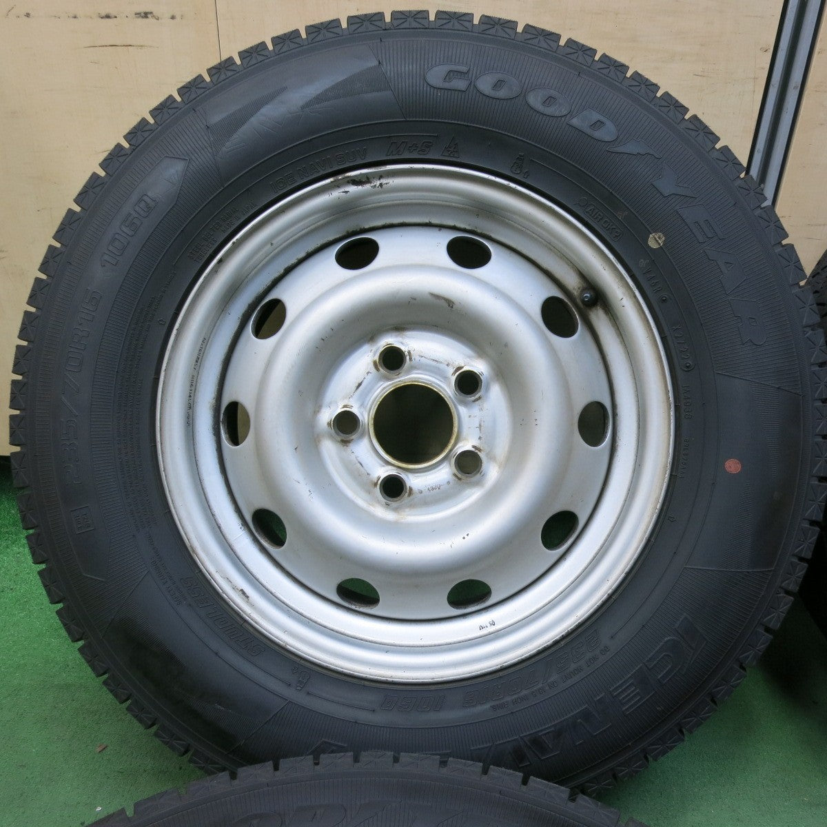 バリ溝！22年！9.5分以上★ランドローバー 等 235/70R16 スタッドレス グッドイヤー アイスナビ SUV スチール ホイール 16インチ PCD120/5H★5062605SYス
