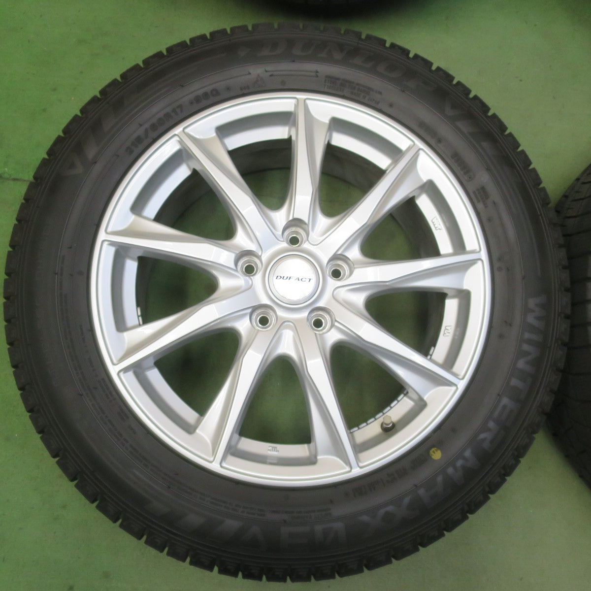 バリ溝！23年！キレイ！9.5分以上◎スタッドレス 215/60R17 ダンロップ ウインターマックス 03 DUFACT デュファクト 17インチ PCD114.3/5H◎6062703イス