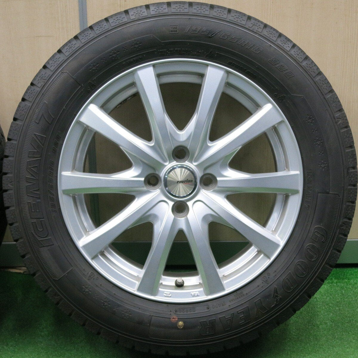 バリ溝！20年！キレイ！9.5分★スタッドレス 195/65R16 グッドイヤー アイスナビ7 ravrion RS01 ラブリオン 16インチ PCD100/4H★4113005NJス