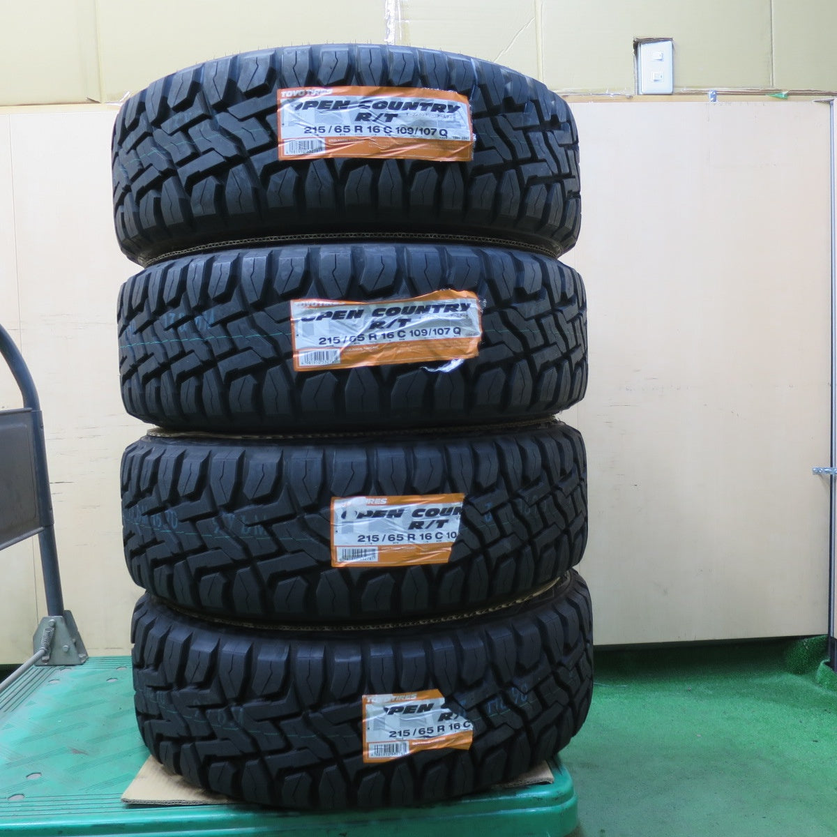 [送料無料] 未使用！24年★215/65R16C 109/107Q 8PR トーヨー オープンカントリー R/T 社外 アルミ 16インチ PCD139.7/6H★5040606IMノ