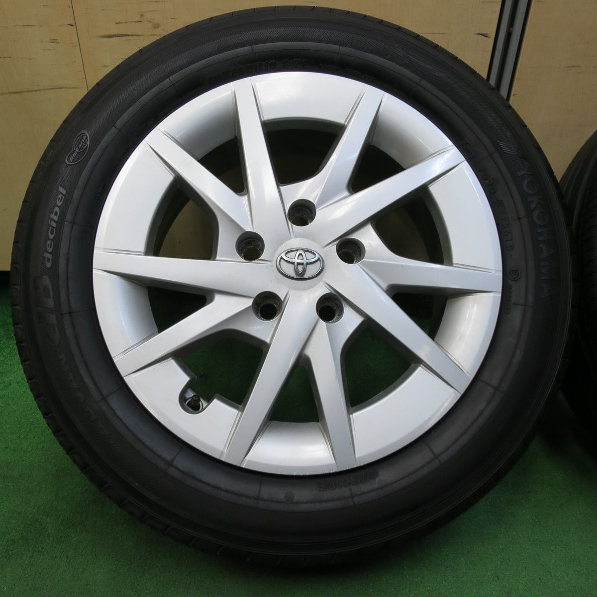 *送料無料* バリ溝！ほぼ10分★トヨタ プリウスα 純正 205/60R16 ヨコハマ アドバン dB デシベル 16インチ PCD114.3/5H★4061201イノ