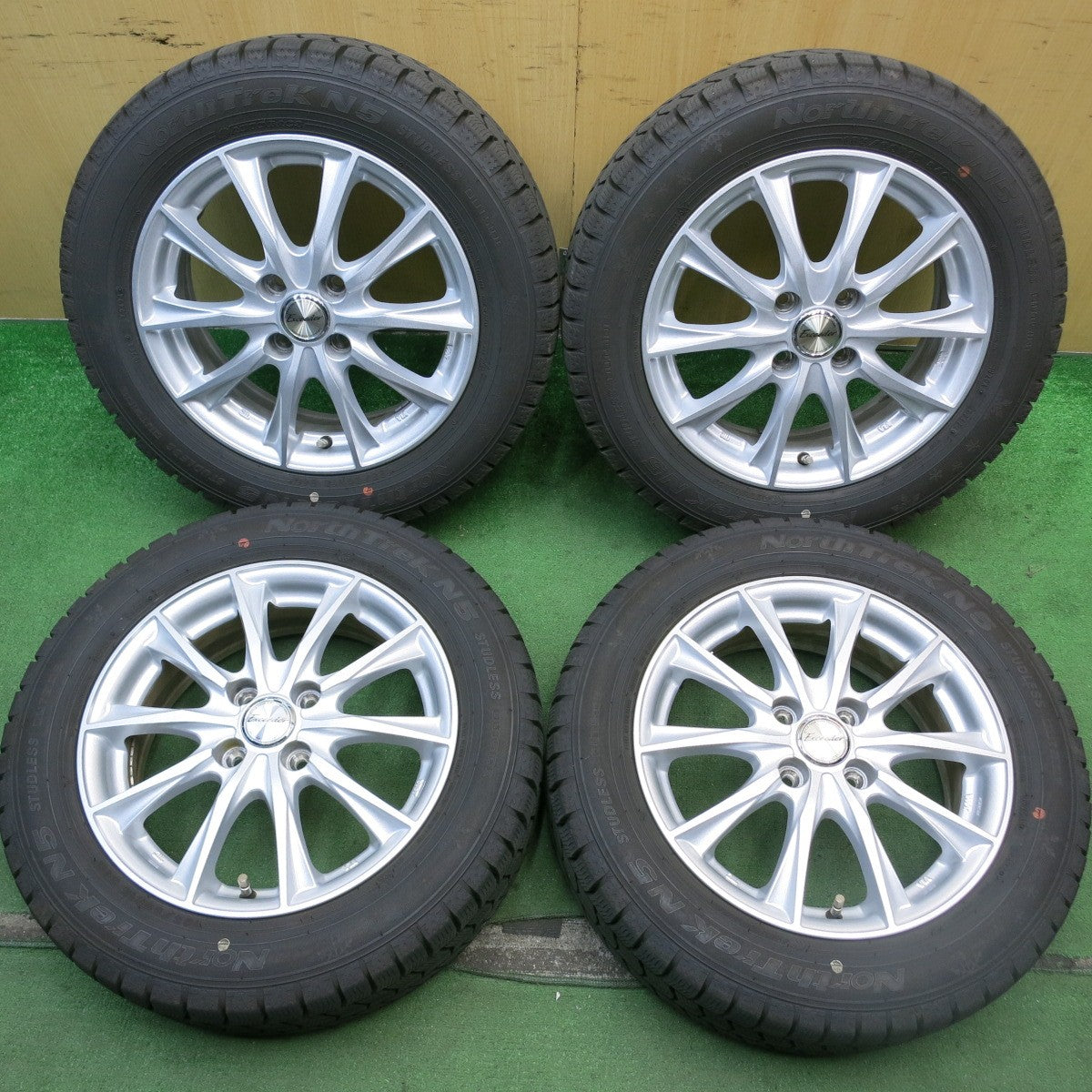 バリ溝！24年！キレイ！9.5分以上★スタッドレス 185/60R15 オートバックス ノーストレック N5 Exceeder エクシーダー 15インチ PCD100/4H★5070603HAス