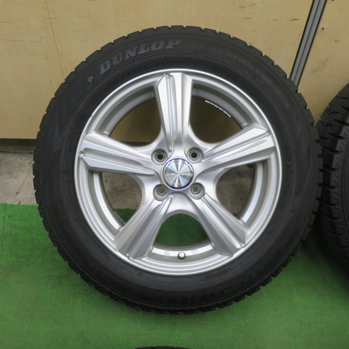 バリ溝！キレイ！9.5分★スタッドレス 175/65R15 ダンロップ ウインターマックス WM02 VIOLENTO ヴィオレント 15インチ PCD100/4H★6021806TTス