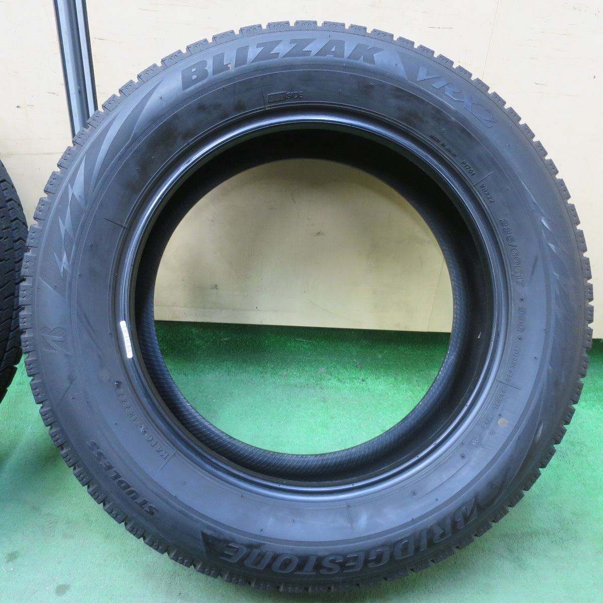 バリ溝！22年！9.5分★スタッドレス 225/60R17 ブリヂストン ブリザック VRX2 タイヤ 17インチ アルファード ヴェルファイア 等★6010705イスタ