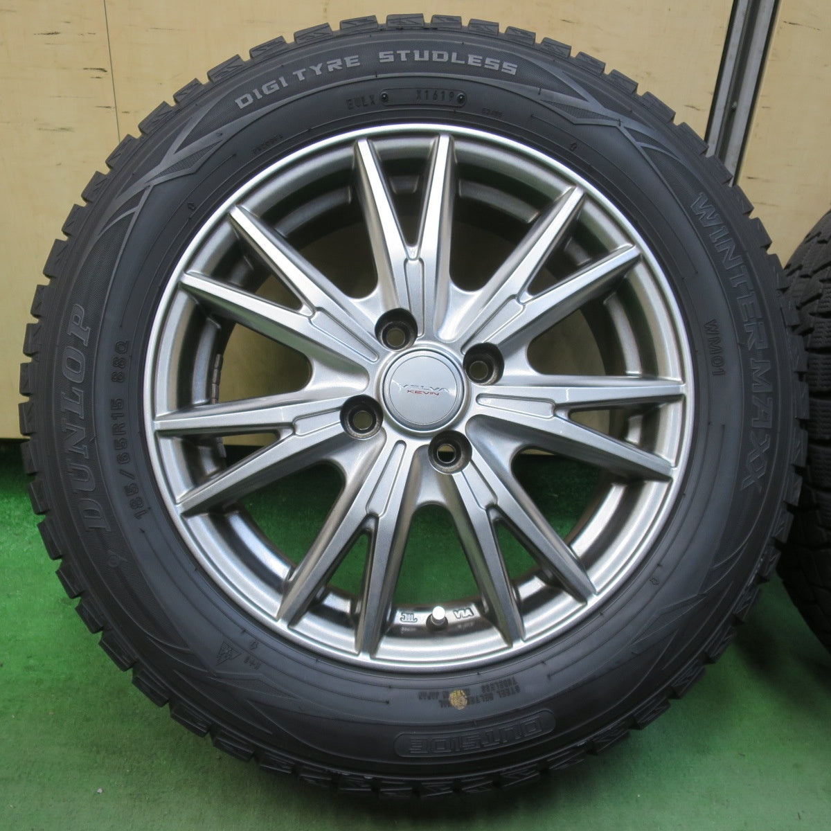 バリ溝！キレイ！9分★スタッドレス 185/65R15 ダンロップ ウインターマックス WM01 VELVA KEVIN ヴェルヴァ ケヴィン 15インチ PCD100/4H★5122916イス