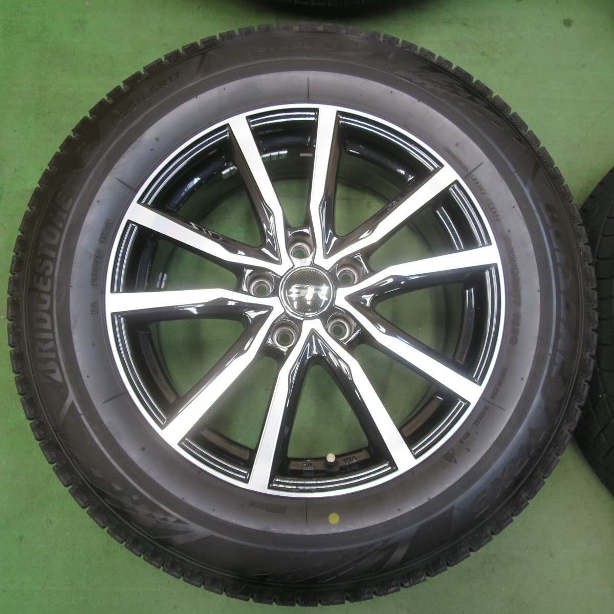 バリ溝！22年！9.5分★スタッドレス 225/65R17 ブリヂストン ブリザック VRX3 STRANGER ストレンジャー 17インチ PCD114.3/5H★5122709イス
