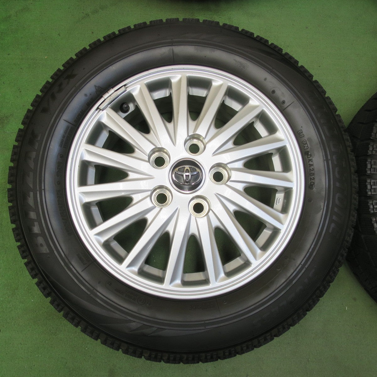 キレイ★トヨタ 80系 ヴォクシー ノア エスクァイア 純正 195/65R15 スタッドレス ブリヂストン ブリザック VRX 15インチ PCD114.3/5H★5103008イス