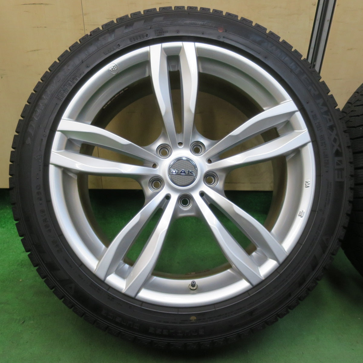[送料無料] バリ溝！キレイ！8.5分★テスラ レクサス 等 MAK LUFT 245/45R19 スタッドレス ダンロップ ウインターマックス 03 19インチ ルフト PCD120/5H★5012806イス