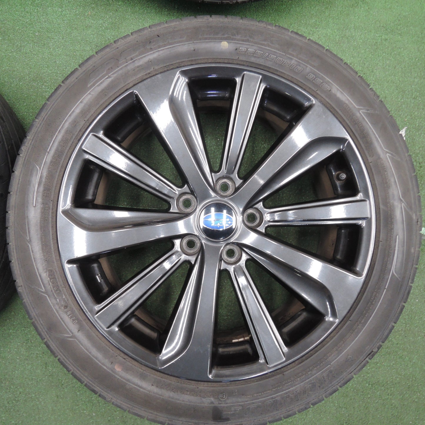 *送料無料* バリ溝！20年！キレイ！8.5分★スバル WRX レガシィ 等 純正 225/50R18 ダンロップ SPスポーツマックス 050 PCD114.3/5H★4031801TNノ