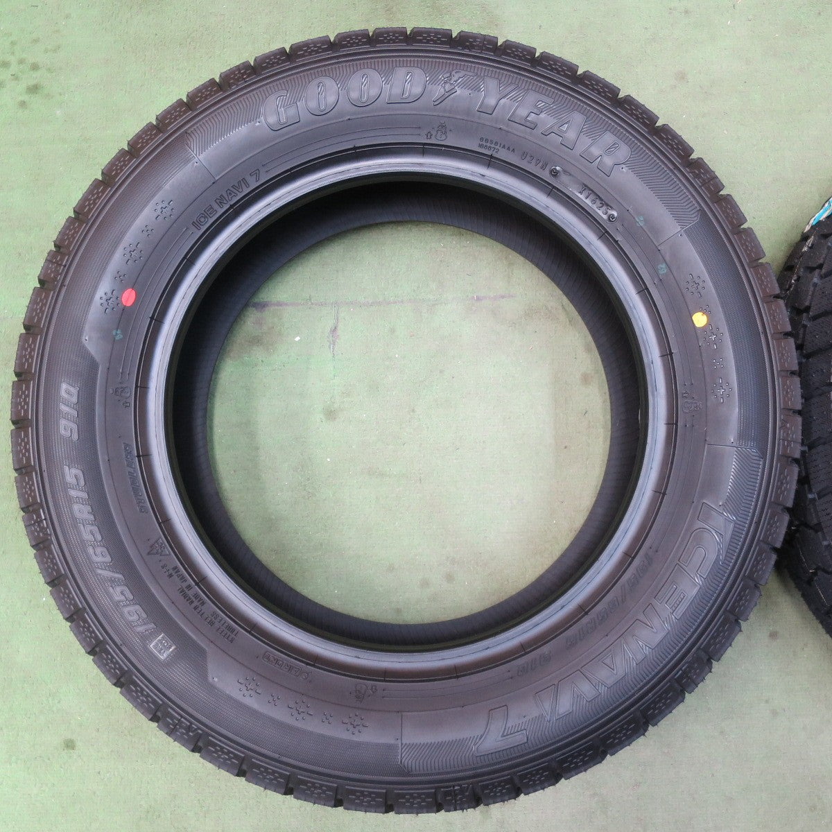 未使用！25年★スタッドレス 195/65R15 グッドイヤー アイスナビ7 タイヤ 15インチ プリウス ノア ヴォクシー 等★6022101イスタ