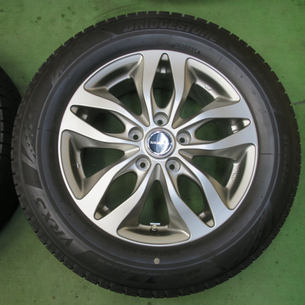 バリ溝！キレイ！9.5分★スタッドレス 215/60R16 ブリヂストン ブリザック VRX3 BALMINUM DS-M バルミナ 16インチ PCD114.3/5H★6011902イス