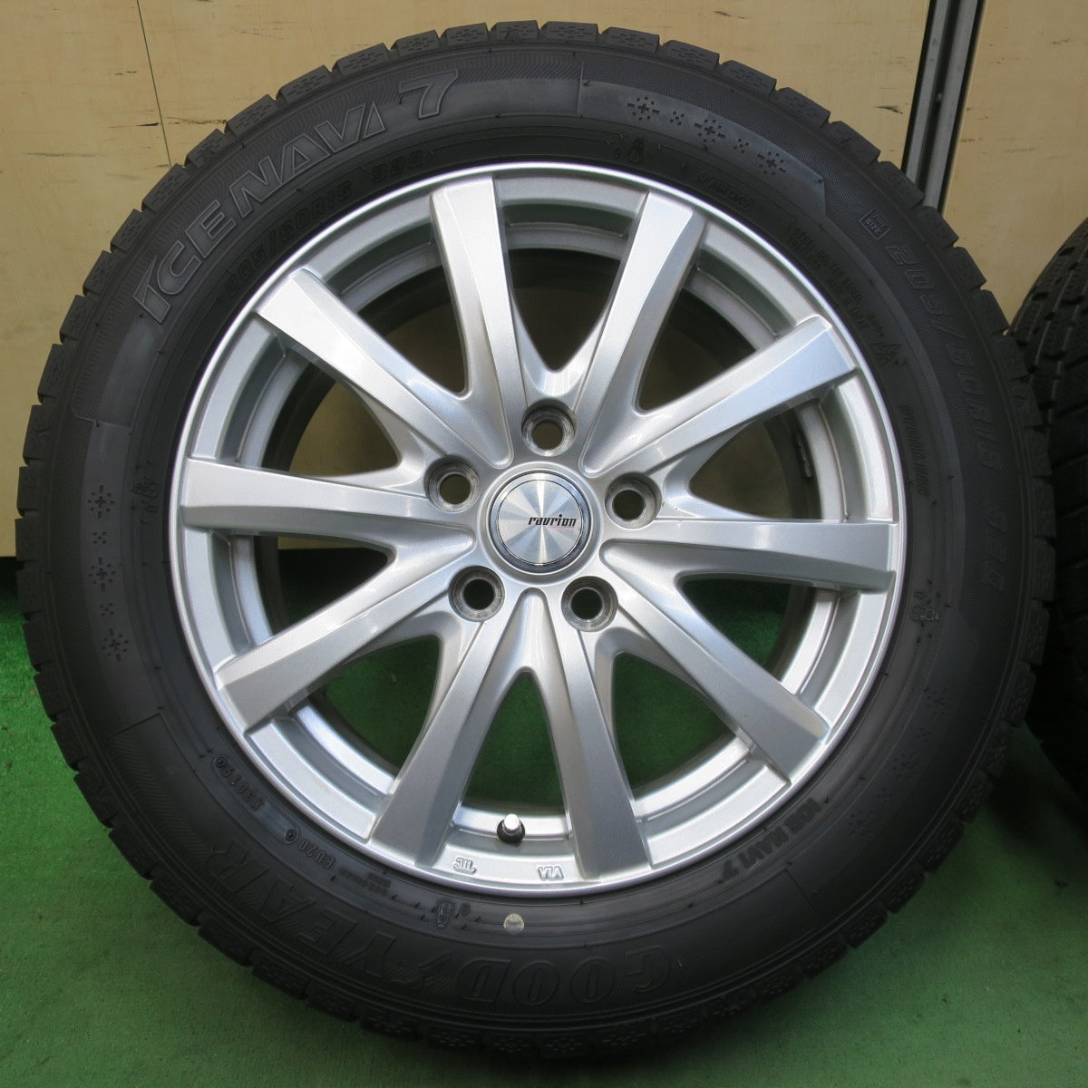 バリ溝！キレイ！8.5分★スタッドレス 205/60R16 グッドイヤー アイスナビ7 ravrion RS01 ラブリオン 16インチ PCD114.3/5H★5050803イス