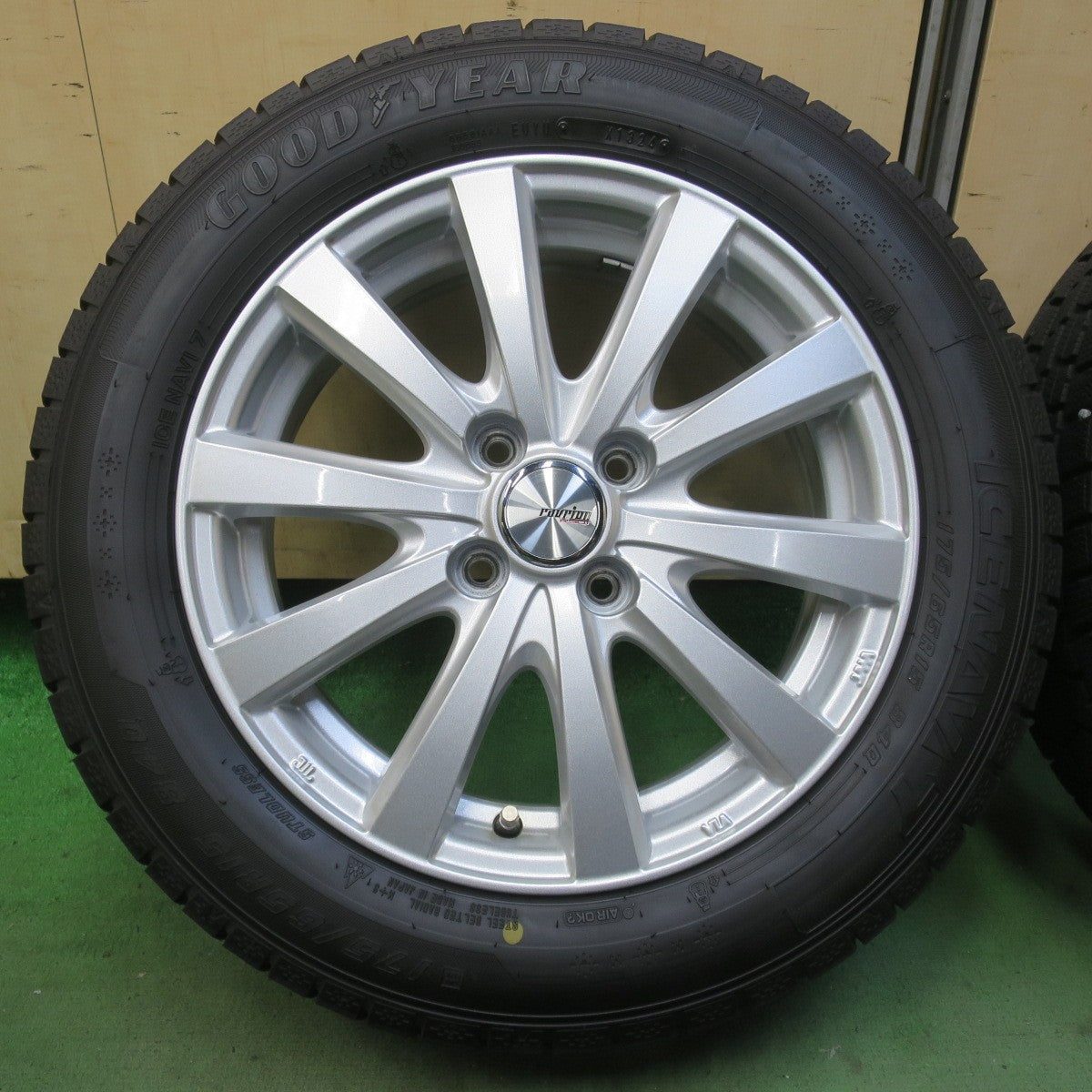 バリ溝！24年！キレイ！9.5分◎スタッドレス 175/65R15 グッドイヤー アイスナビ7 ravrion RS01 ラブリオン 15インチ PCD100/4H◎6091106イス