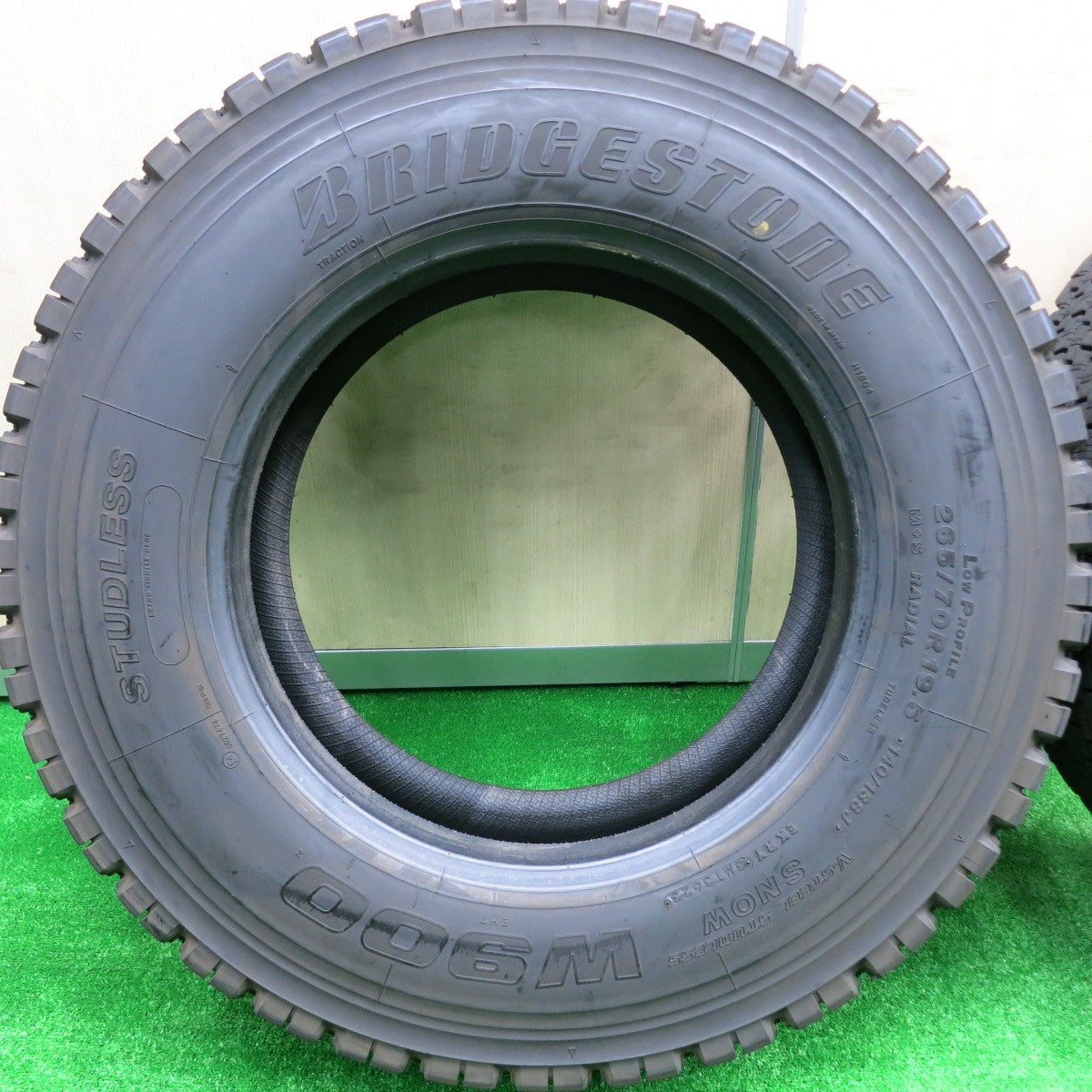 *送料無料* 2本価格！23年★トラック タイヤ 265/70R19.5 140/138J スタッドレス ブリヂストン W900 19.5インチ★4072309HAスタ