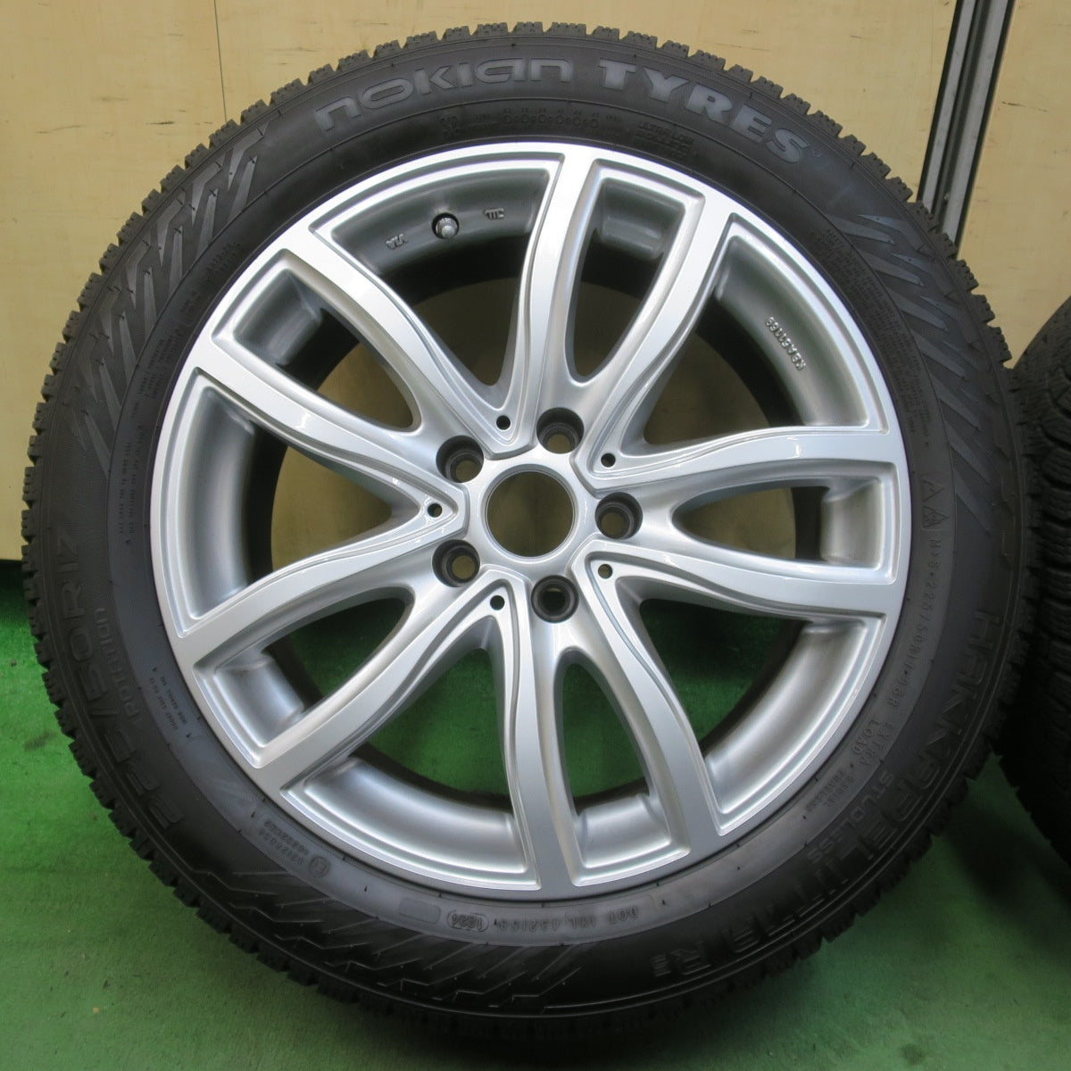 バリ溝！24年！キレイ！9.5分★BMW 等 MAK FAHR 225/50R17 スタッドレス ノキアン タイヤ ハッカペリッタ R5 ファー 17インチ PCD112/5H★6010607イス