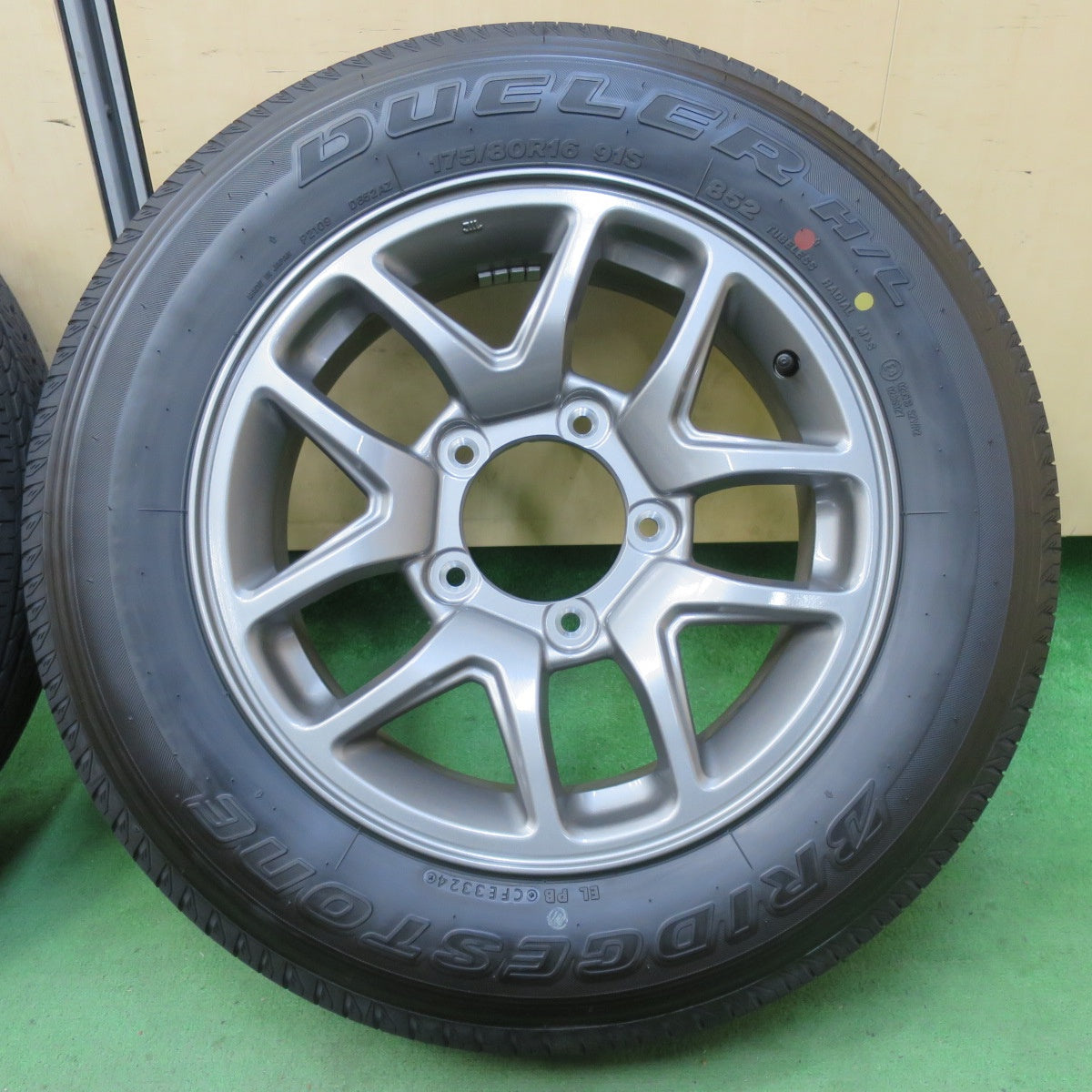 新車外し！24年★スズキ JB64W ジムニー 純正 175/80R16 ブリヂストン デューラー H/L 852 DUELER 16インチ PCD139.7/5H★5052612イノ