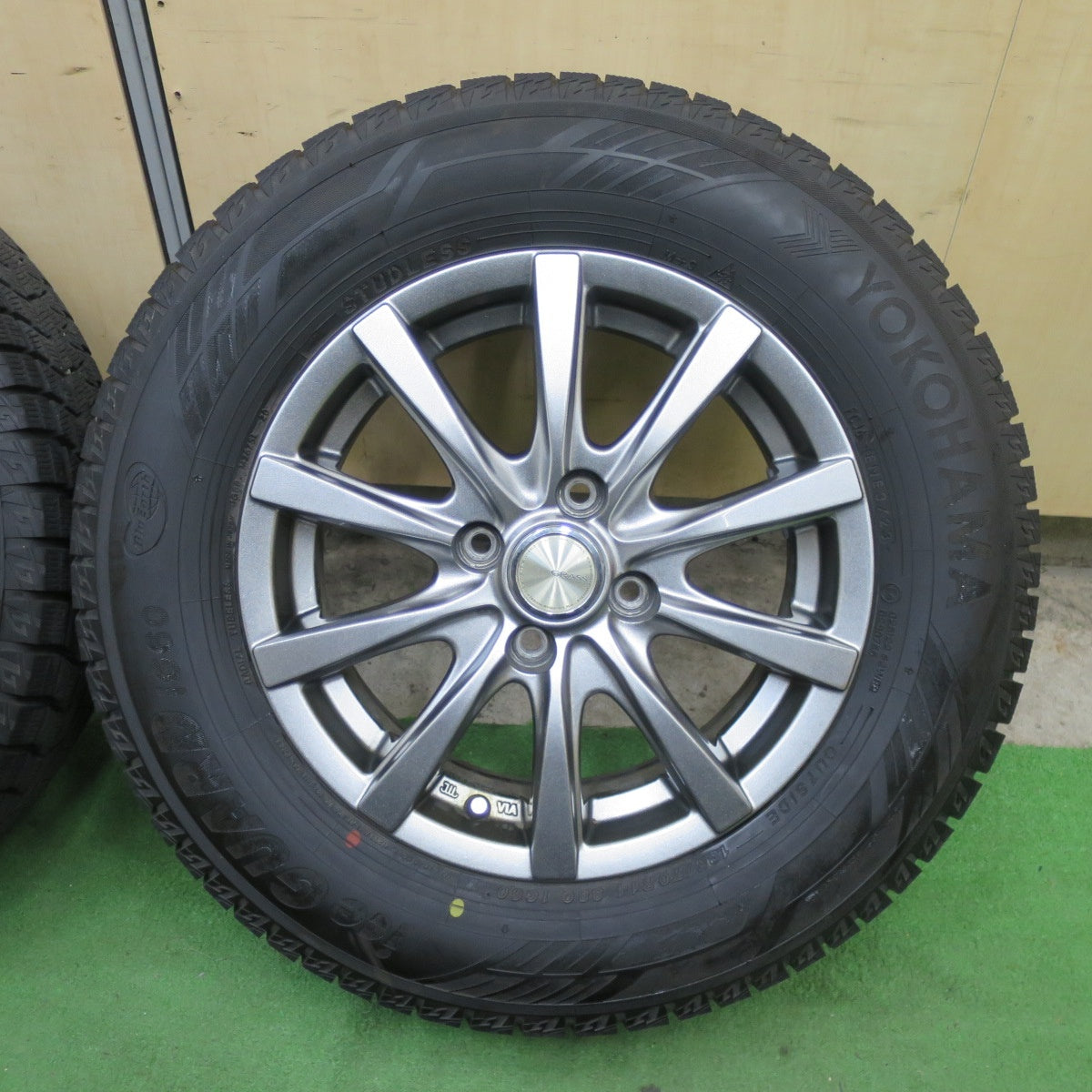 バリ溝！23年！キレイ！9.5分★スタッドレス 185/70R14 ヨコハマ アイスガード iG60 GRASS グラス 14インチ PCD100/4H★6021501TTス