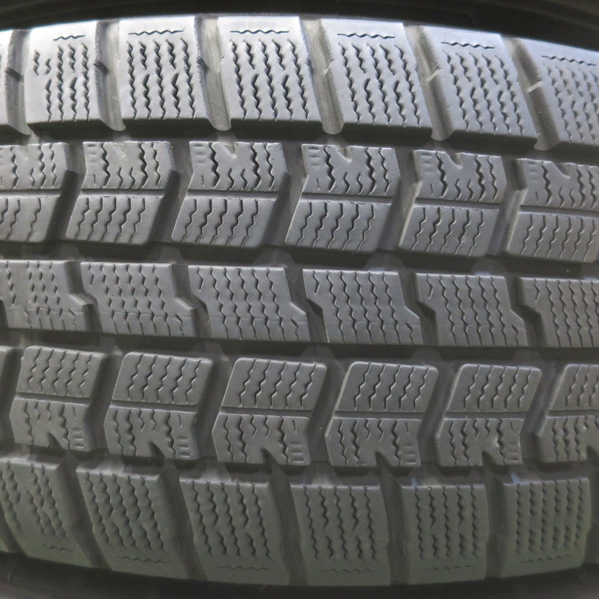 バリ溝！キレイ！8.5分◎スタッドレス 225/60R17 グッドイヤー アイスナビ7 ravrion RS01 ラブリオン 17インチ PCD114.3/5H◎6072603イス