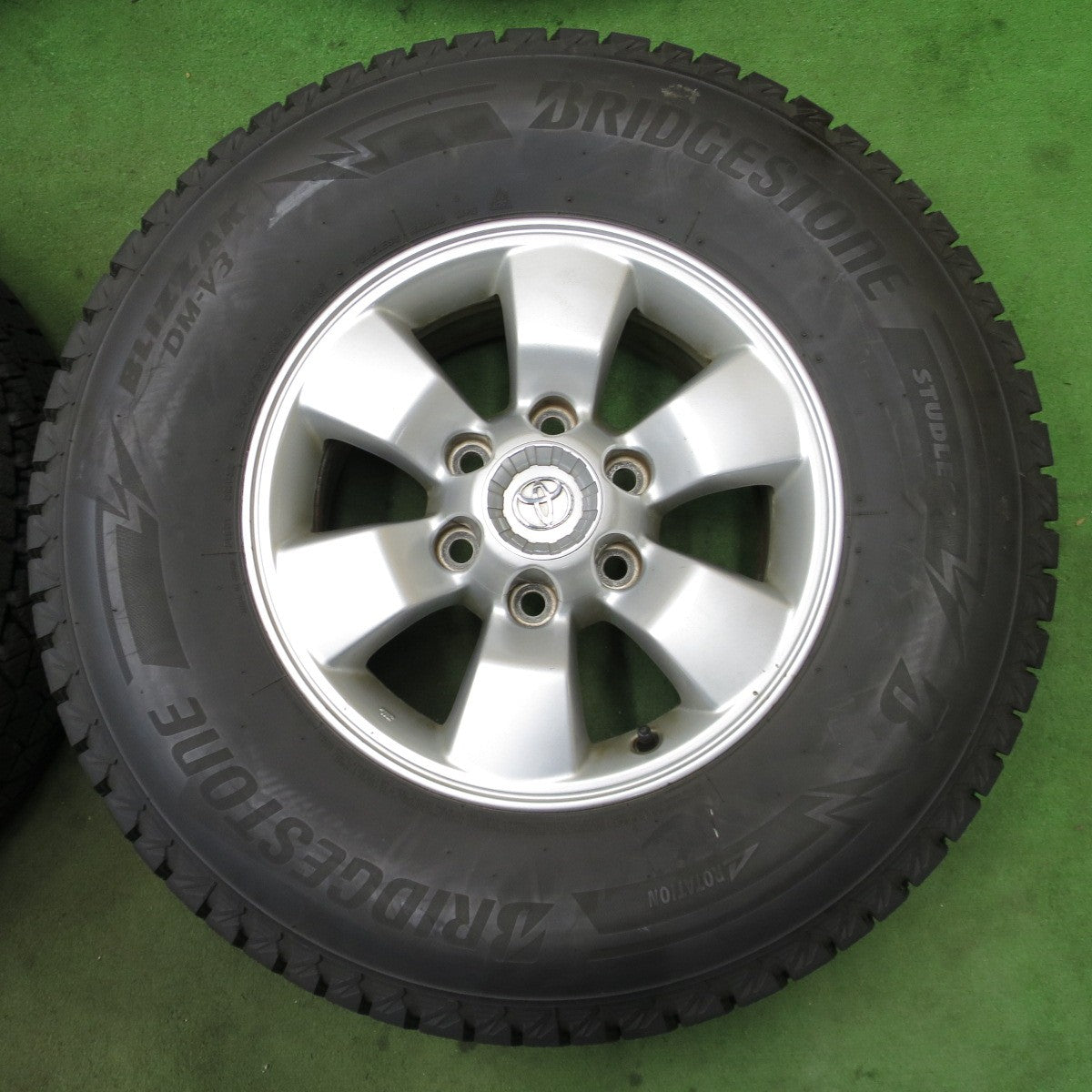 バリ溝！23年！9.5分★トヨタ ハイラックス サーフ 純正 265/70R16 スタッドレス ブリヂストン ブリザック DM-V3 16インチ PCD139.7/6H★6042902ナス