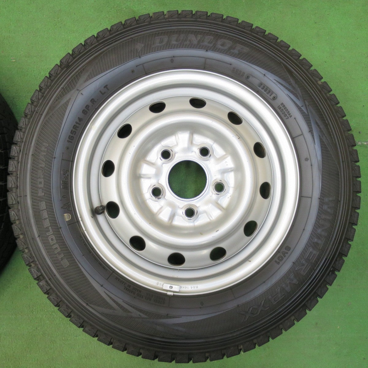 [送料無料] バリ溝！21年！キレイ！9分★スタッドレス 165R14 8PR ダンロップ ウインターマックス SV01 スチール 14インチ PCD114.3/5H★4112803イス