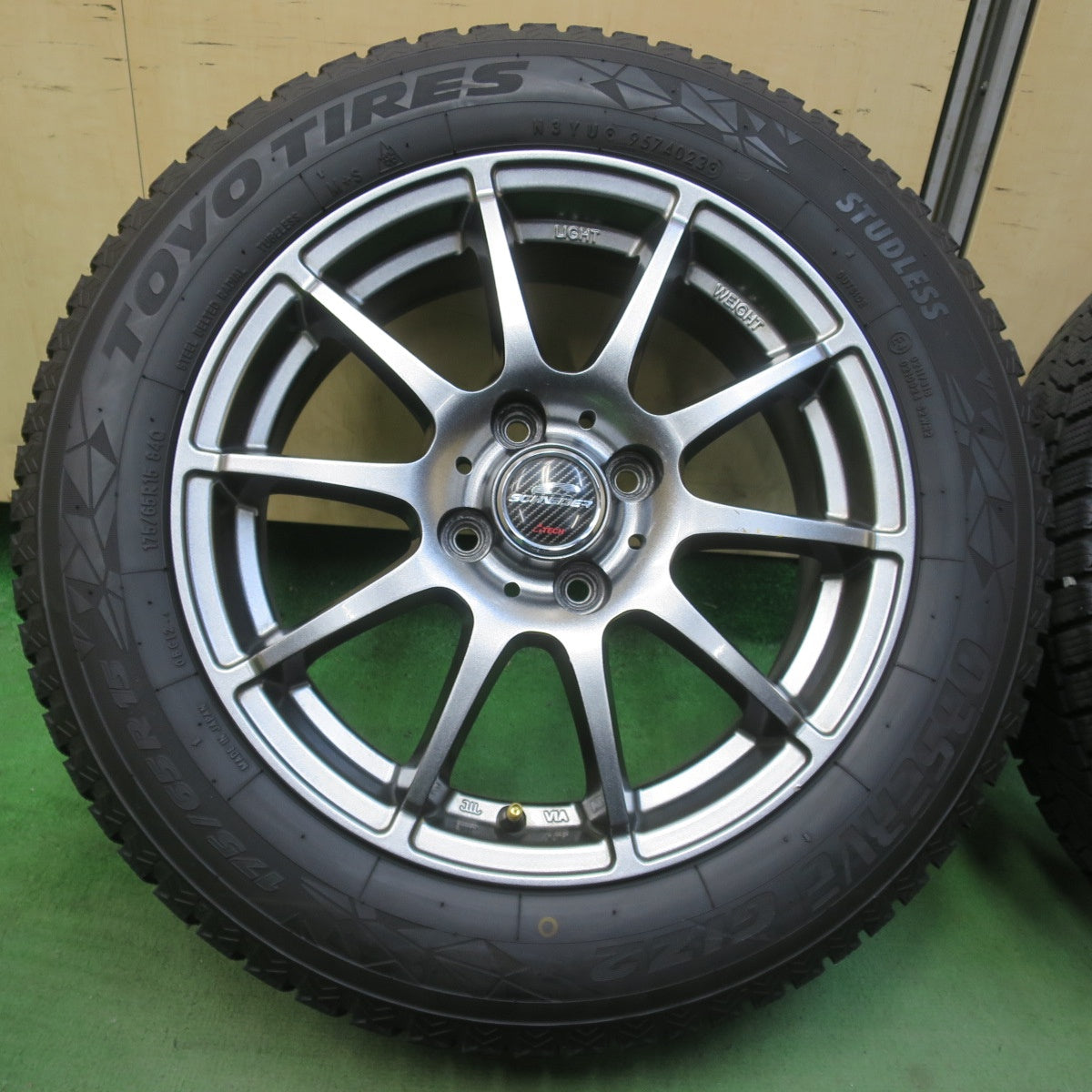 バリ溝！23年！9.5分以上★スタッドレス 175/65R15 トーヨー オブザーブ GIZ2 SCHNEIDER シュナイダー 15インチ PCD100/4H★6033013イス