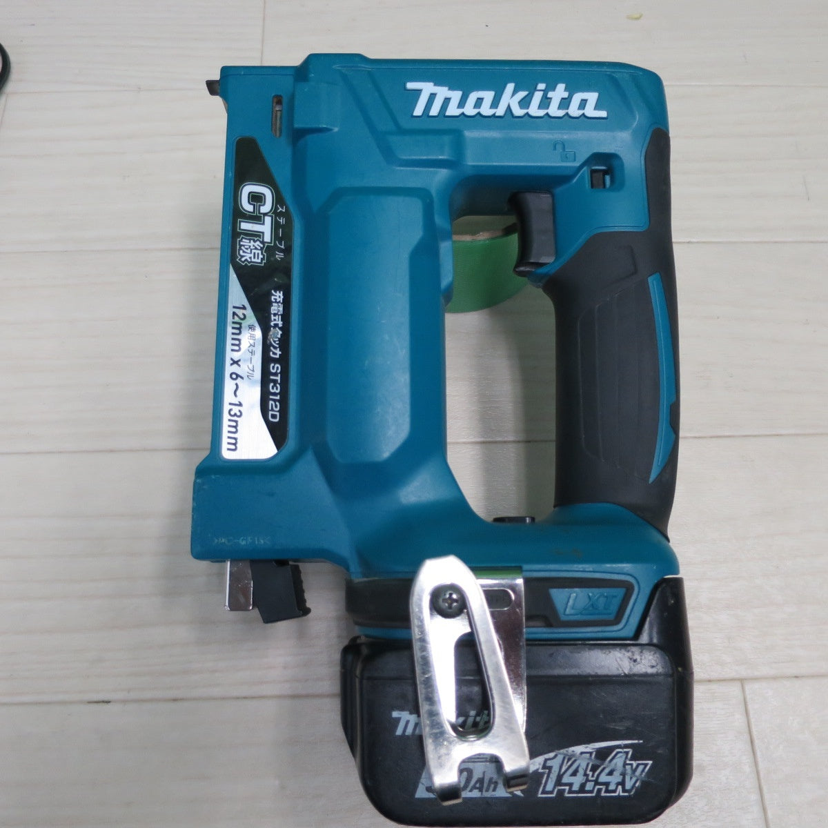 [送料無料] バッテリー3個！キレイ☆マキタ 充電式 タッカ ST312D 電動 工具 タッカー 18V 充電器 DC18RC makita☆