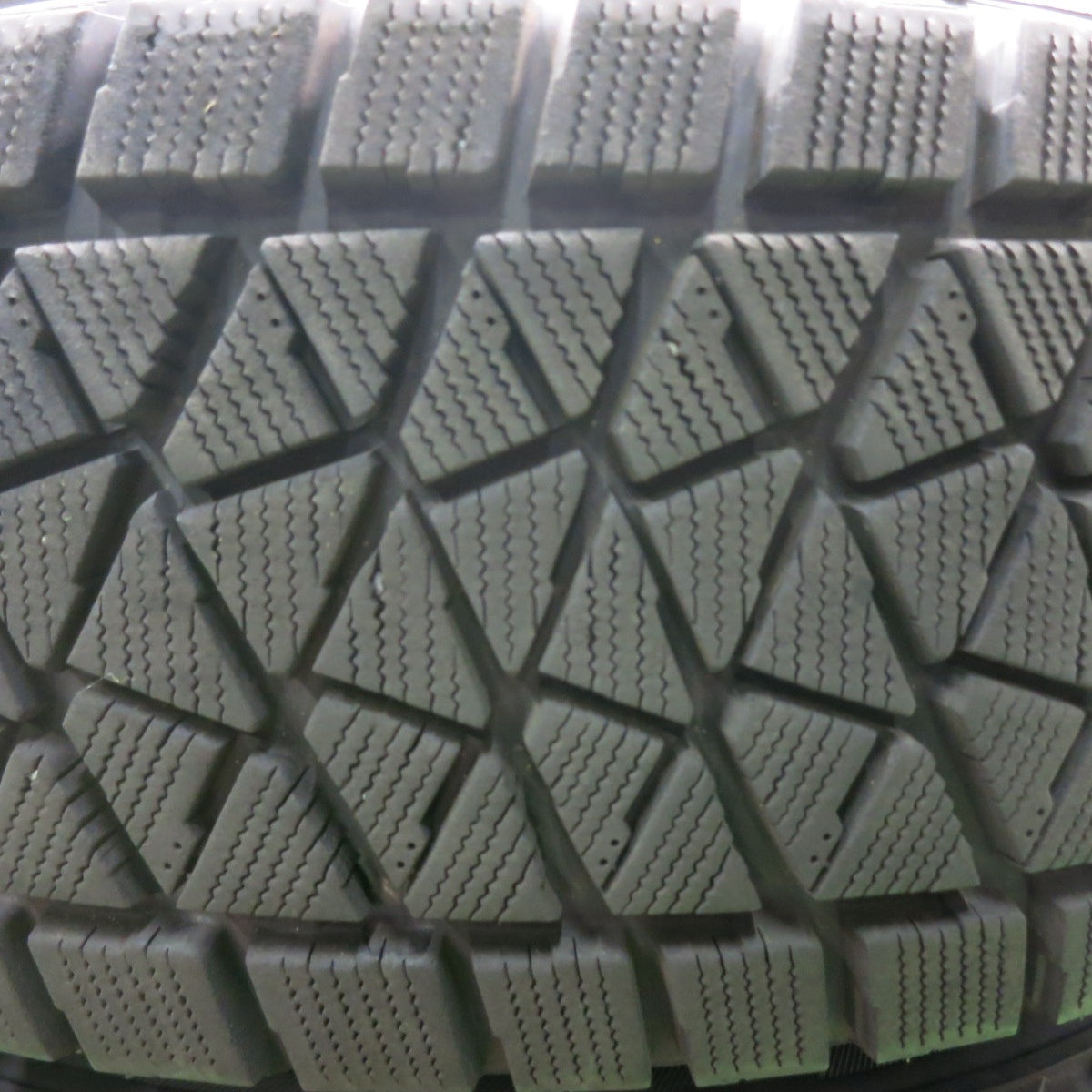 [送料無料] バリ溝！21年！キレイ！9.5分★ジープ JL ラングラー アンリミテッド サハラ 純正 255/70R18 スタッドレス ブリヂストン ブリザック DM-V2 PCD127/5H★4091501HAス