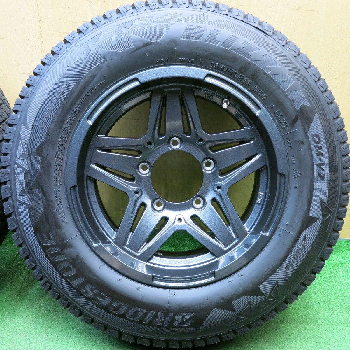 バリ溝！25年！キレイ！9.5分◎スタッドレス 195/80R15 ブリヂストン ブリザック DM-V2 MAD CROSS JB-01 マッドクロス 15インチ PCD139.7/5H◎6101106HAス