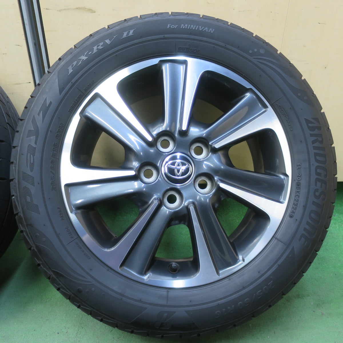 バリ溝！24年！キレイ！9.5分◎トヨタ 80系 ノア ヴォクシー 純正 205/60R16 ブリヂストン プレイズ PX-RV2 16インチ PCD114.3/5H◎6063004イノ