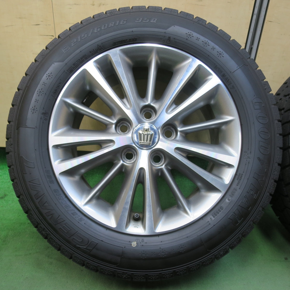 バリ溝！22年！9.5分★トヨタ 200系 クラウン ロイヤル 純正 215/60R16 スタッドレス グッドイヤー アイスナビ7 16インチ PCD114.3/5H★5112104イス