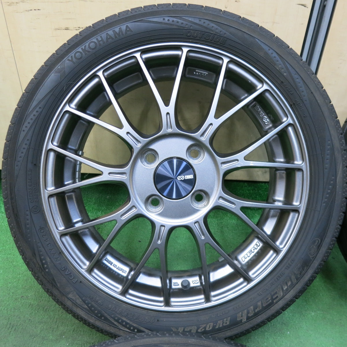 送料無料] バリ溝！キレイ！9分☆ENKEI PFM1 165/55R15 ヨコハマ