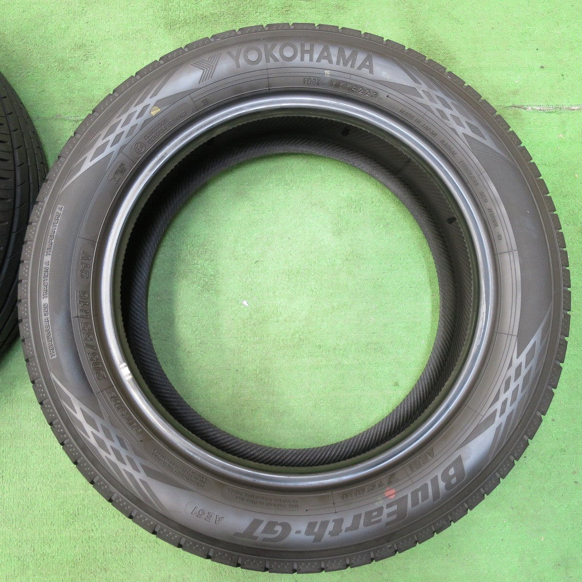 [送料無料] 新車外し！23年★205/55R16 ヨコハマ BluEarth-GT AE51 タイヤ 16インチ ブルーアースGT インプレッサ オーリス 等★4112904イノタ