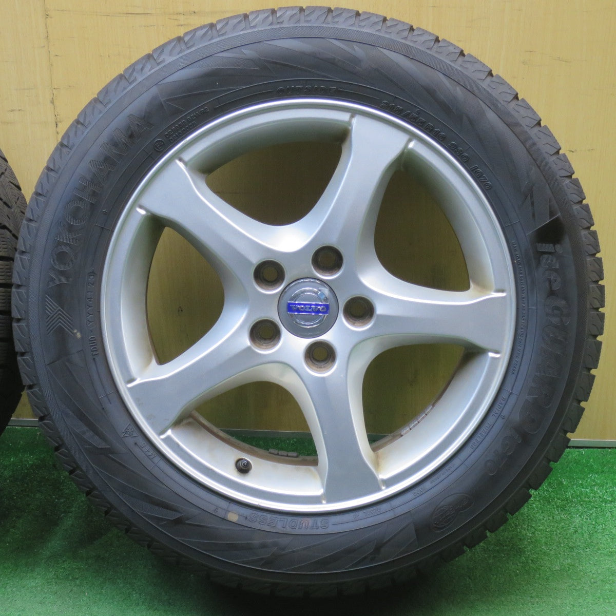 バリ溝！23年！9.5分★ボルボ V60 S60 等 純正 215/55R16 スタッドレス ヨコハマ アイスガード iG70 16インチ PCD108/5H★6033105NJス