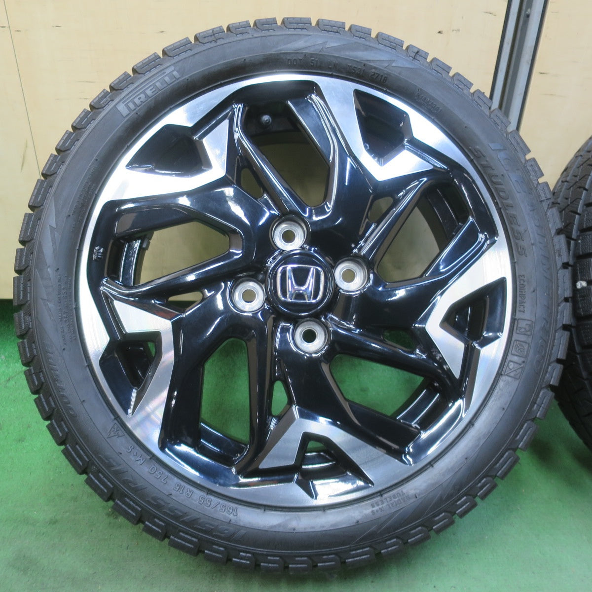 バリ溝！キレイ！8.5分★ホンダ N-BOX カスタム 純正 165/55R15 スタッドレス ピレリ アイスアシンメトリコ 15インチ PCD100/4H★6021705イス