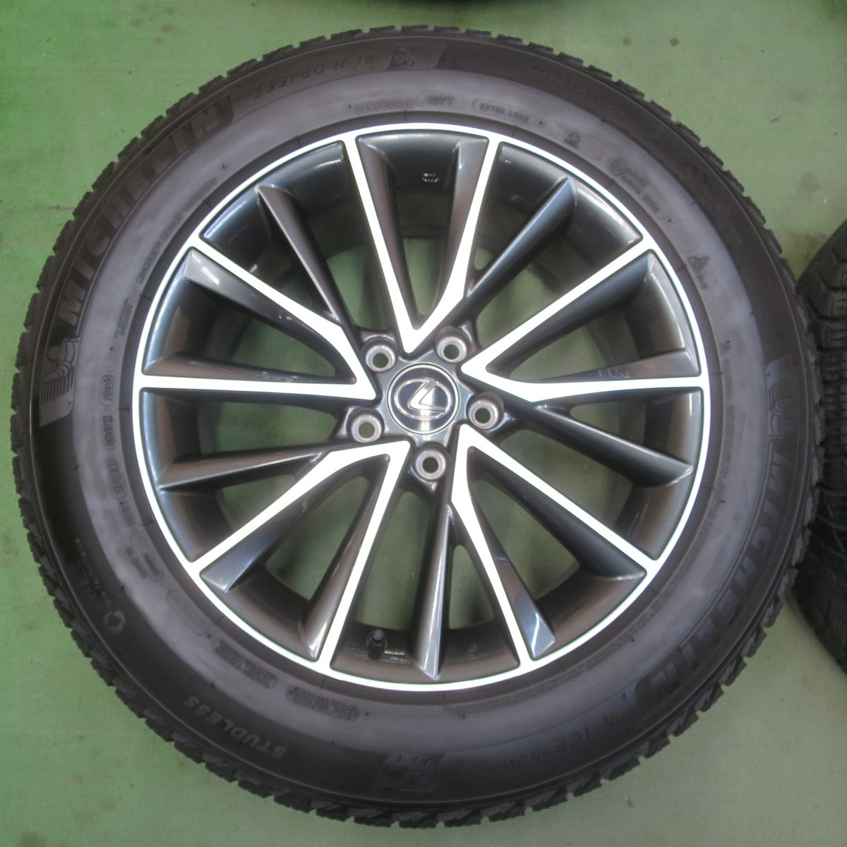 キレイ！23年★レクサス NX バージョンL 純正 235/60R18 スタッドレス ミシュラン X-ICE SNOW SUV 18インチ PCD114.3/5H★6042804イス