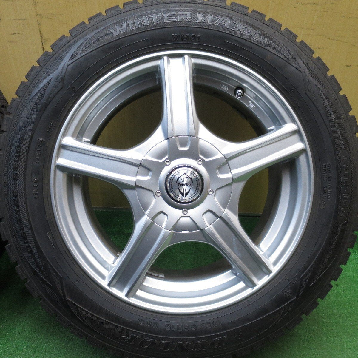 バリ溝！キレイ！9分★スタッドレス 185/65R15 ダンロップ ウインターマックス WM01 Treffer トレファー 15インチ PCD100 114.3/4H マルチ★5031115Hス