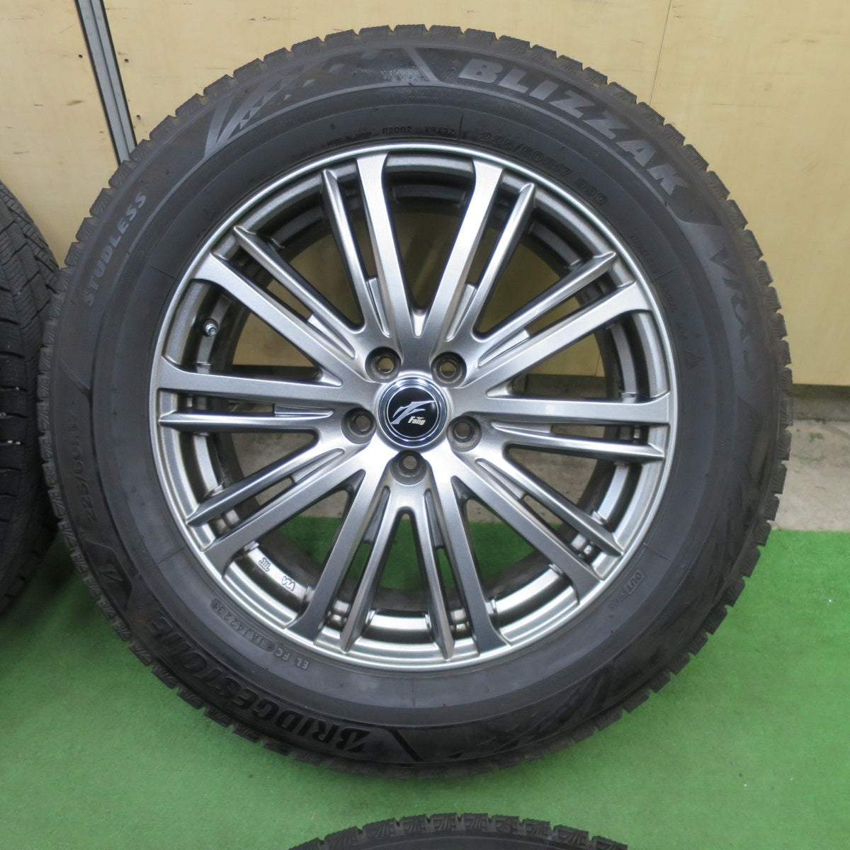 バリ溝！23年！キレイ！8.5分★フォレスター 等 225/60R17 スタッドレス ブリヂストン ブリザック VRX3 Fang ファング 17インチ PCD100/5H★6022101TTス