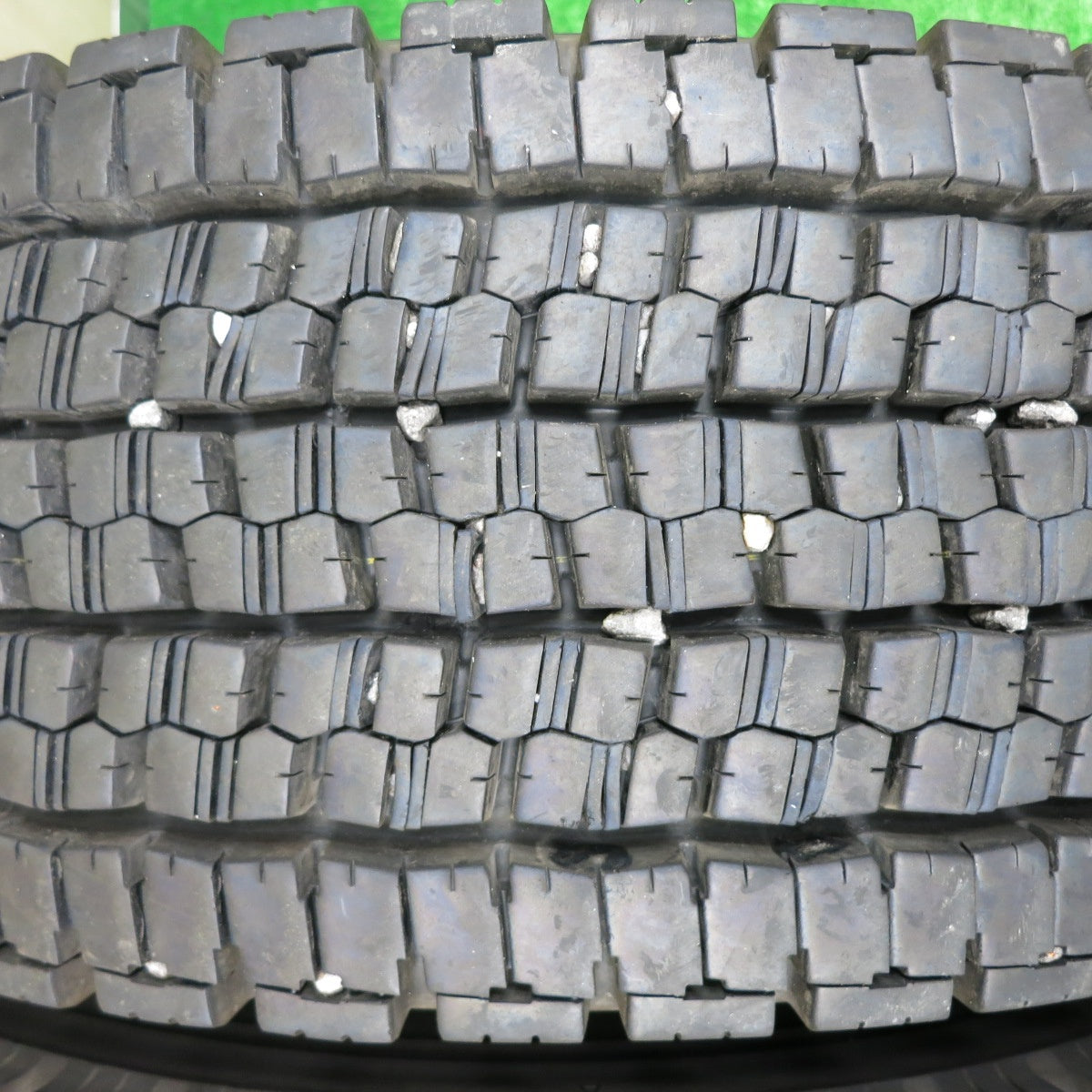 *送料無料* バリ溝！23年！9.5分★トラック タイヤ 265/70R19.5 140/138J スタッドレス ブリヂストン W999 19.5インチ★4072307HAスタ
