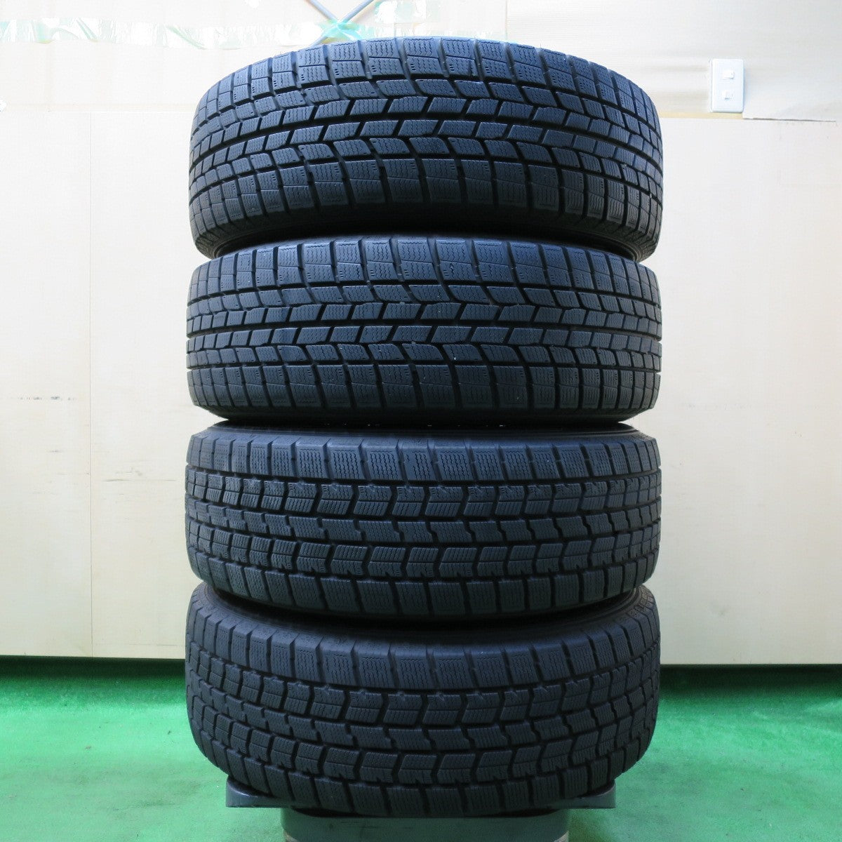 *送料無料* バリ溝！21年！キレイ！9.5分以上★スタッドレス 205/60R16 グッドイヤー アイスナビ7 LUTZ 16インチ PCD114.3/5H★4060902イス