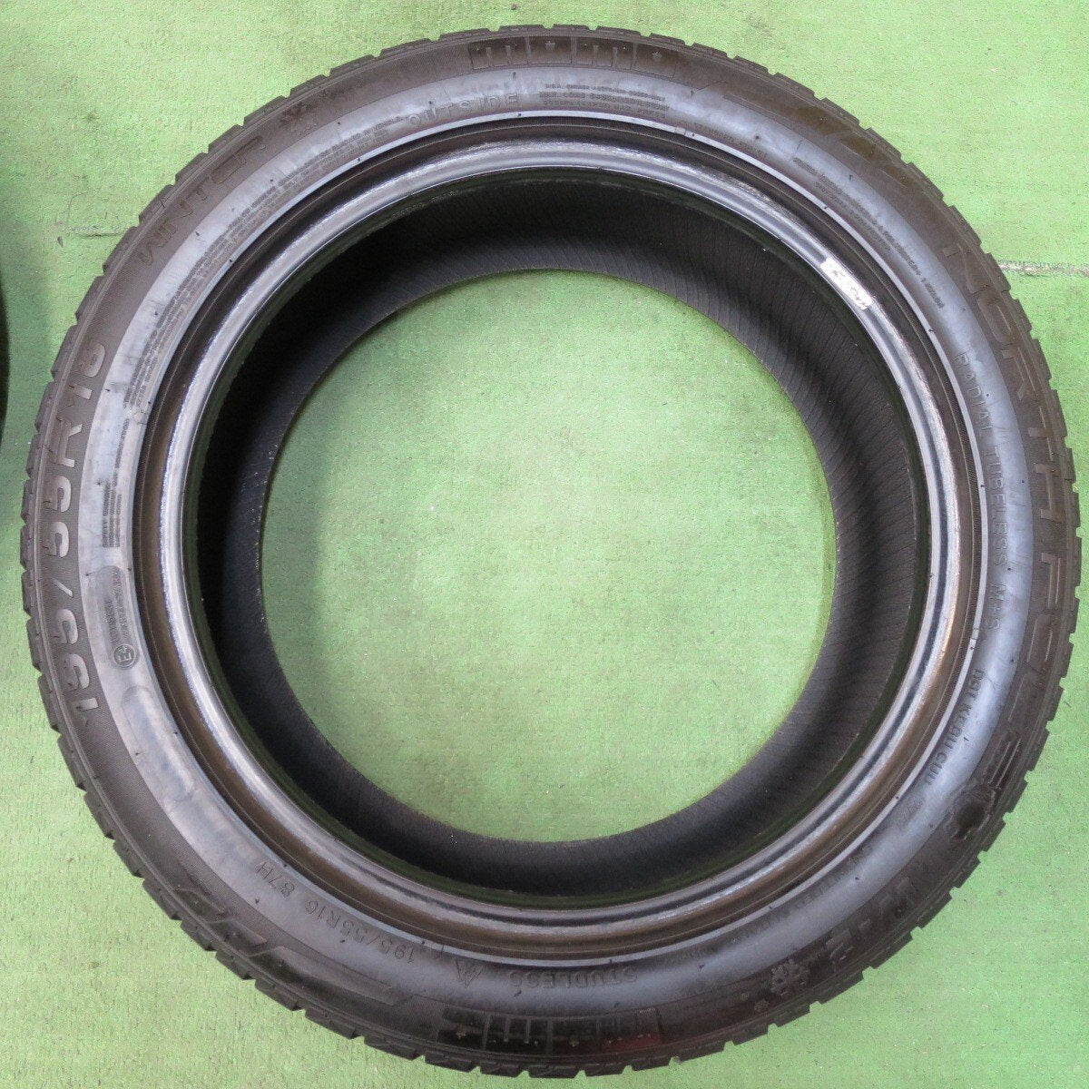 バリ溝！23年！9.5分★スタッドレス 195/55R16 モモ NORTH POLE W-2 タイヤ 16インチ  アクア アクシオ フィールダー ヴィッツ ノート フリード デミオ 等★5011003イスタ